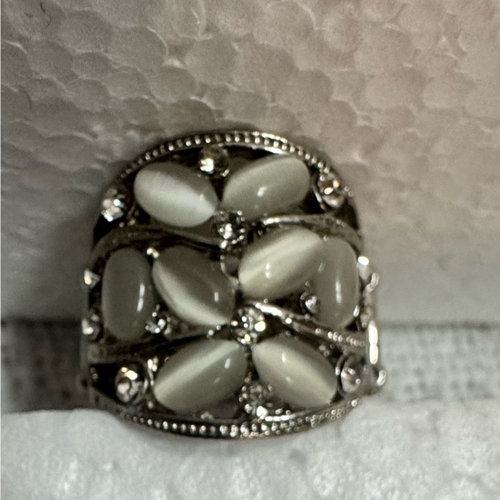 Elegant Elastic Flower Ring Gray And Crystal Stones